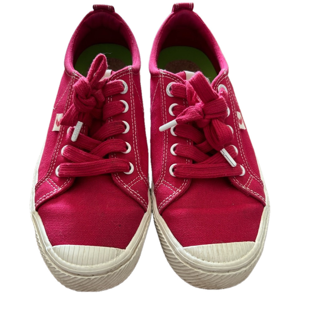 Cariuma Pantone Magenta sneakers size 8 ethically produced